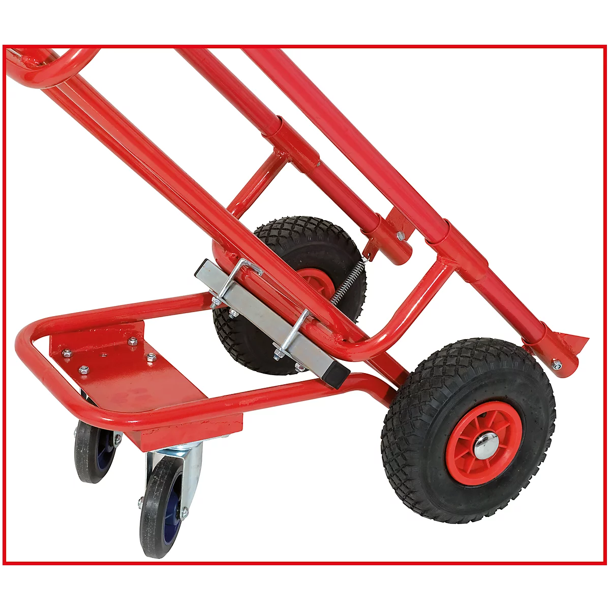 Detailaufnahme einer roten Sackkarre. Die Karre zeigt Räder, Rahmen und Ladefläche. Die Reifen sind schwarz und haben ein rotes Rad.